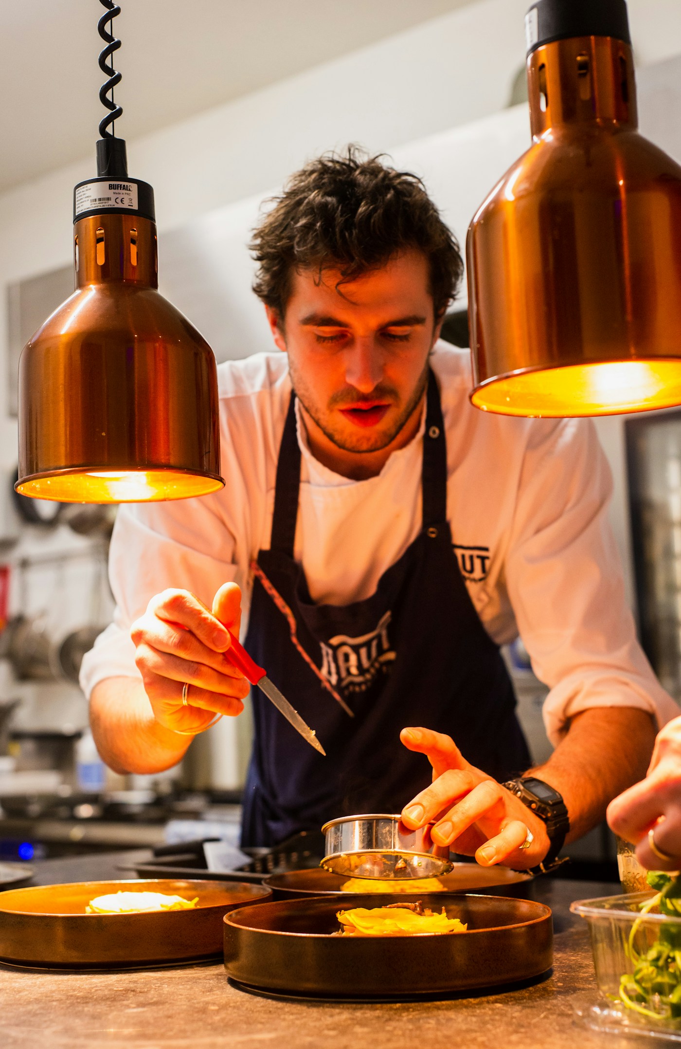 Chef travaillant des produits frais